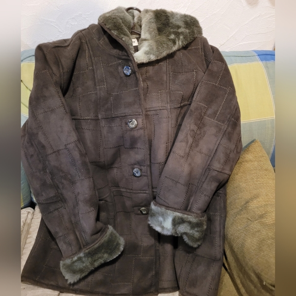 Womens Brown Faux Fur Coat. Size large - Picture 7 of 7